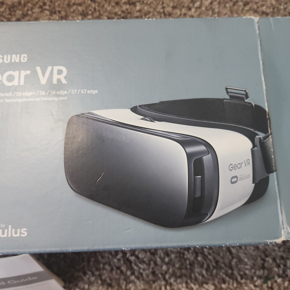 Samsung Gear VR Black and White Smartphone Headset